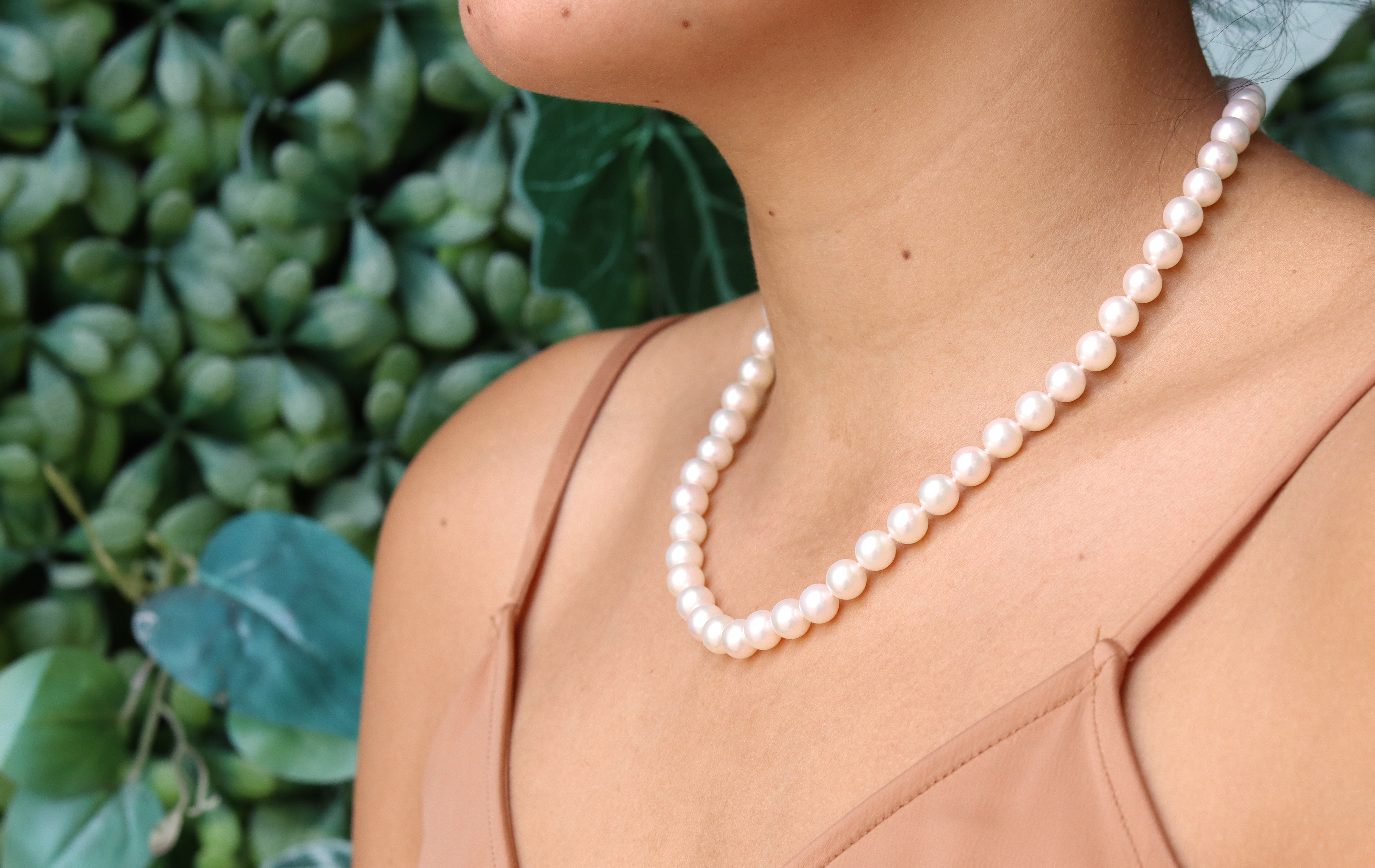 A SINGLE STRAND CULTURED AKOYA PEARL NECKLACE - Image 3 of 3