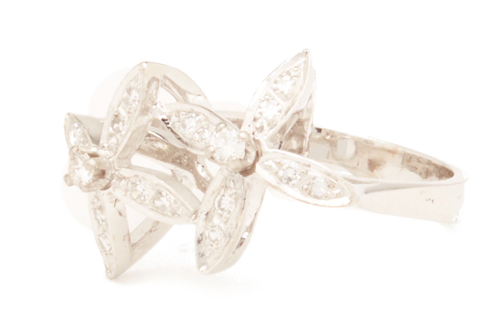 A FLORAL DIAMOND RING - Image 2 of 3