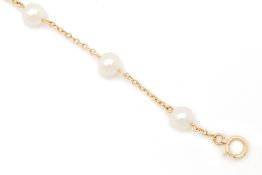 A CULTURED PEARL AND GOLD BRACELET