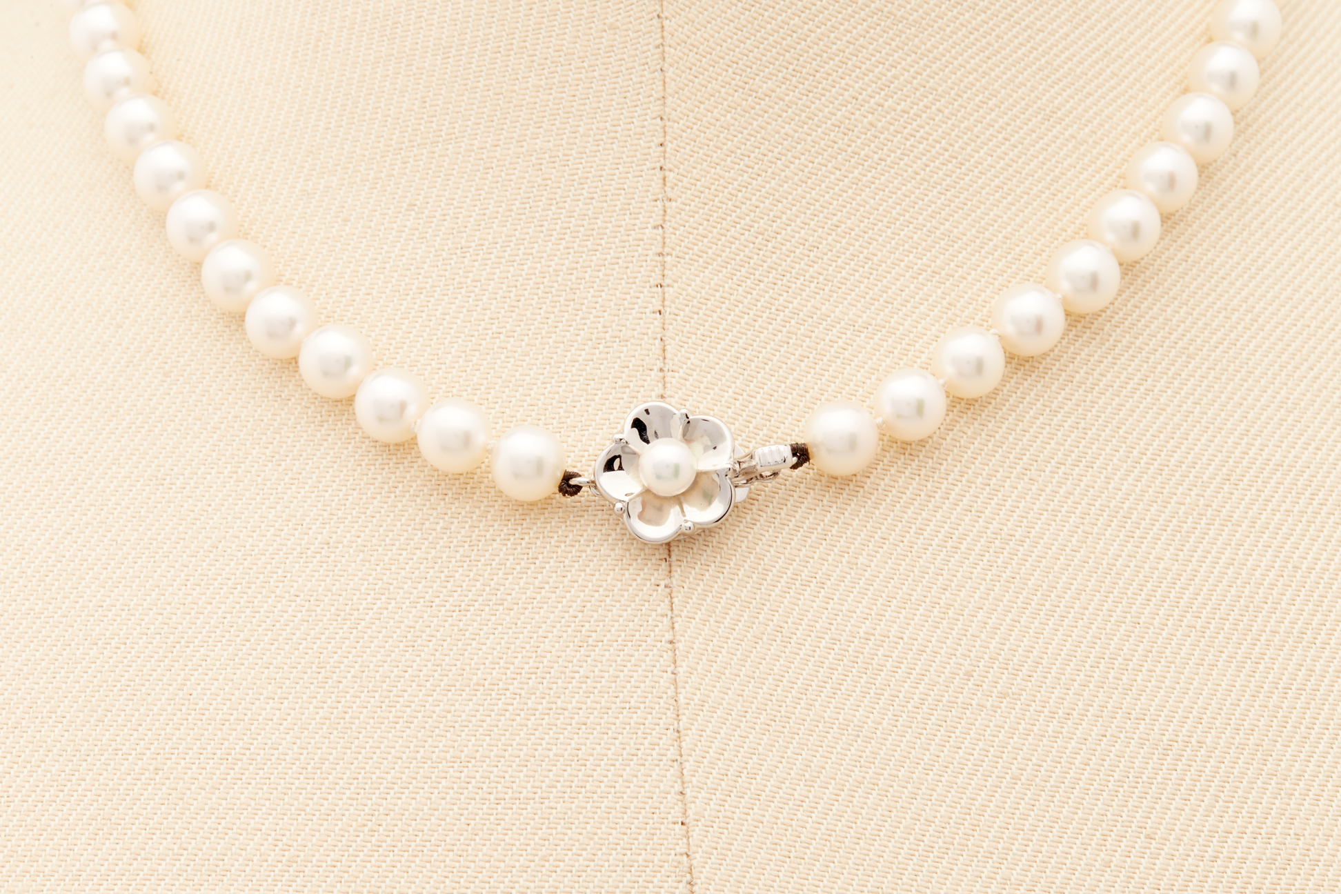 A SINGLE STRAND CULTURED AKOYA PEARL NECKLACE - Image 2 of 3