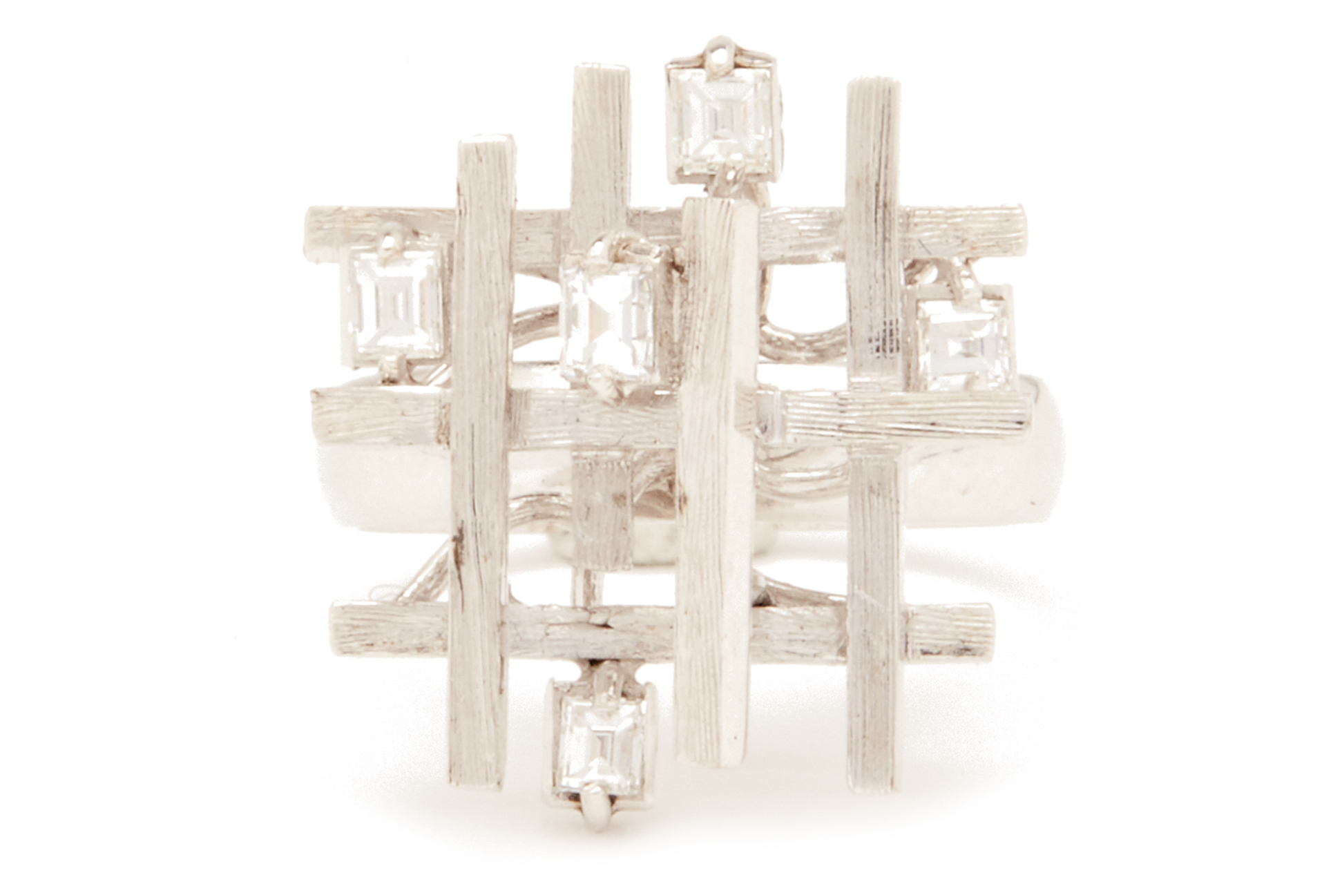 A GEOMETRIC SCULPTURAL DIAMOND RING - Image 3 of 3
