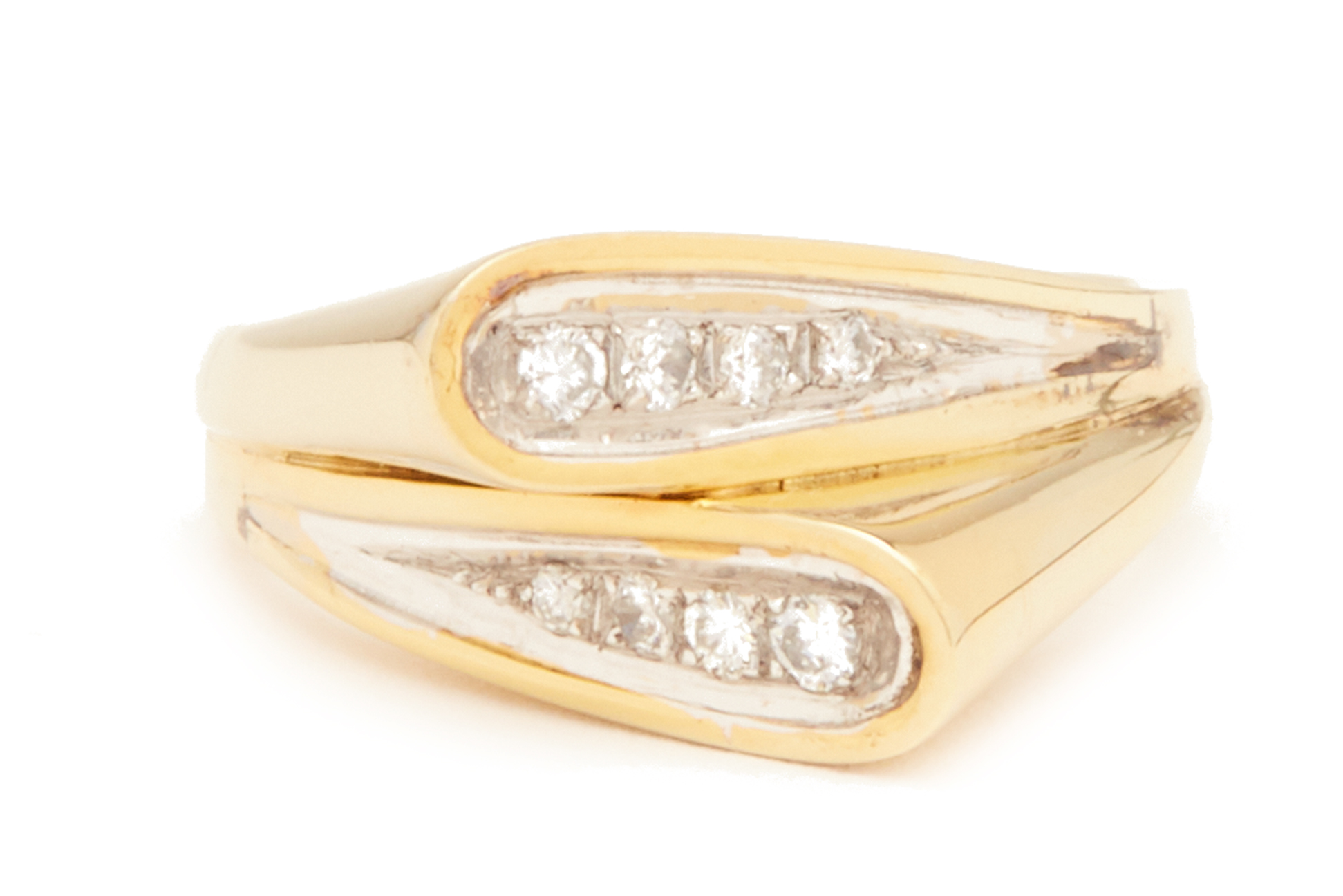 A SCULPTURAL GOLD AND DIAMOND RING