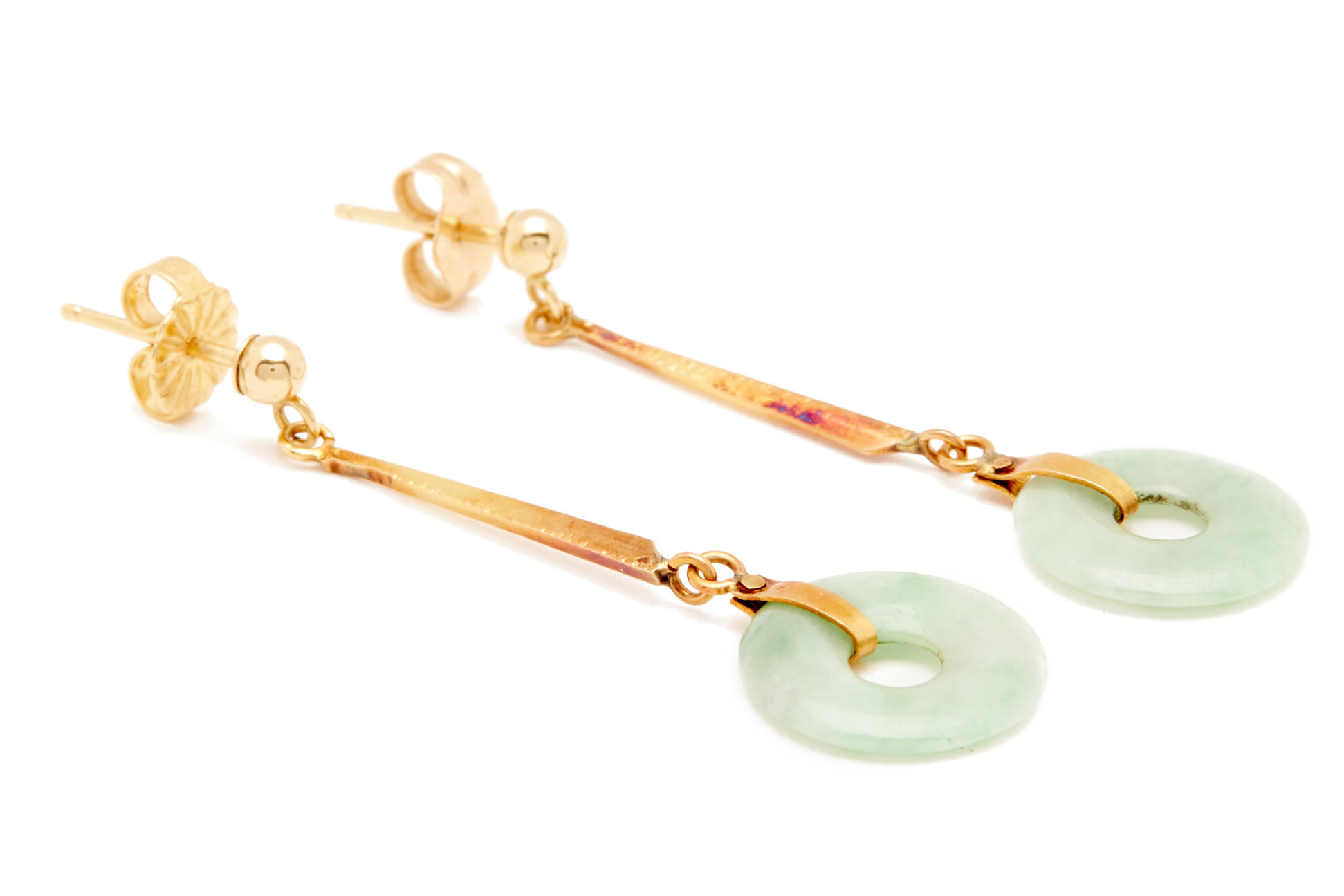 A PAIR OF JADE AND GOLD PENDANT EARRINGS - Image 2 of 2