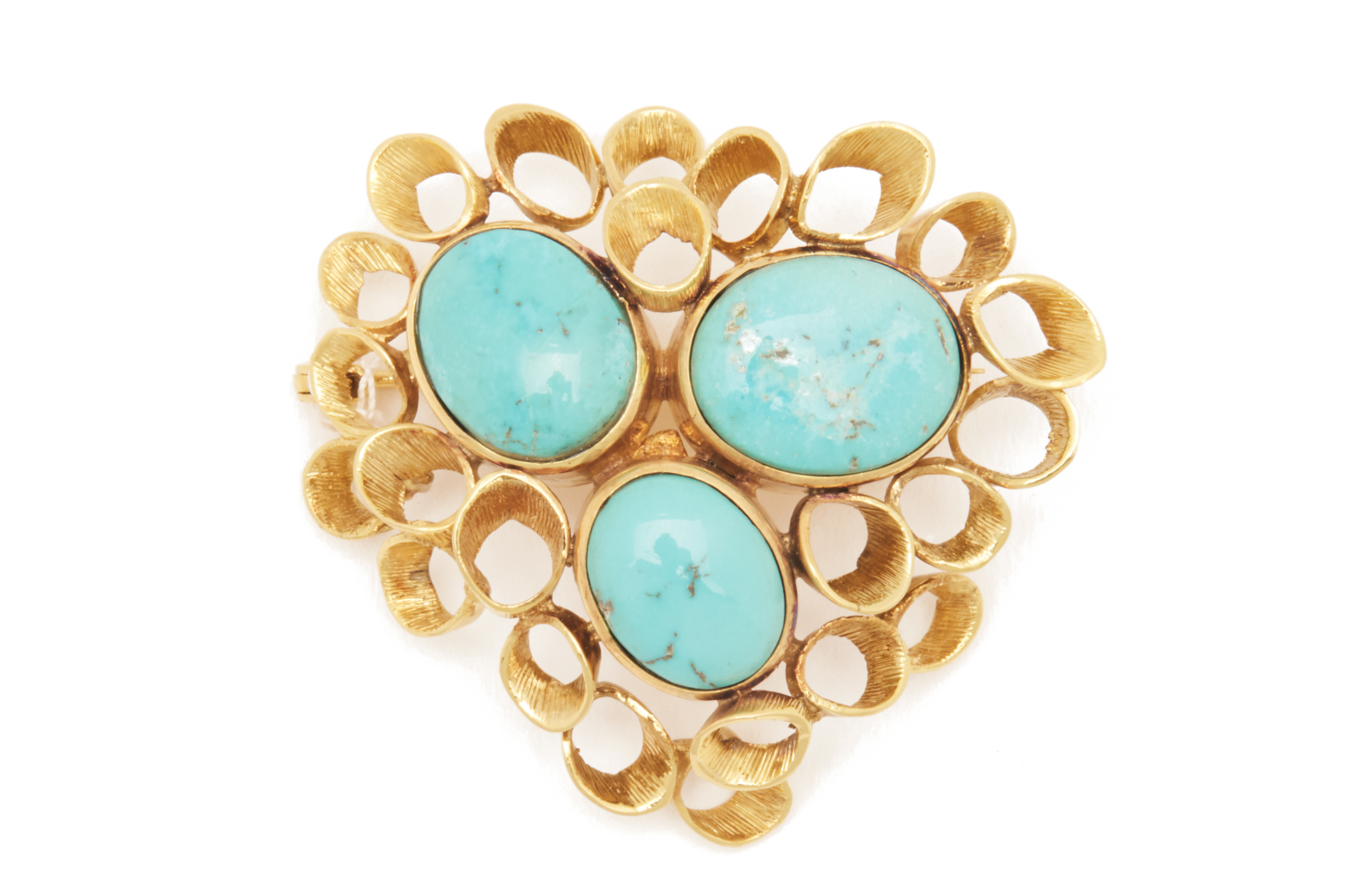 A GOLD AND TURQUOISE BROOCH