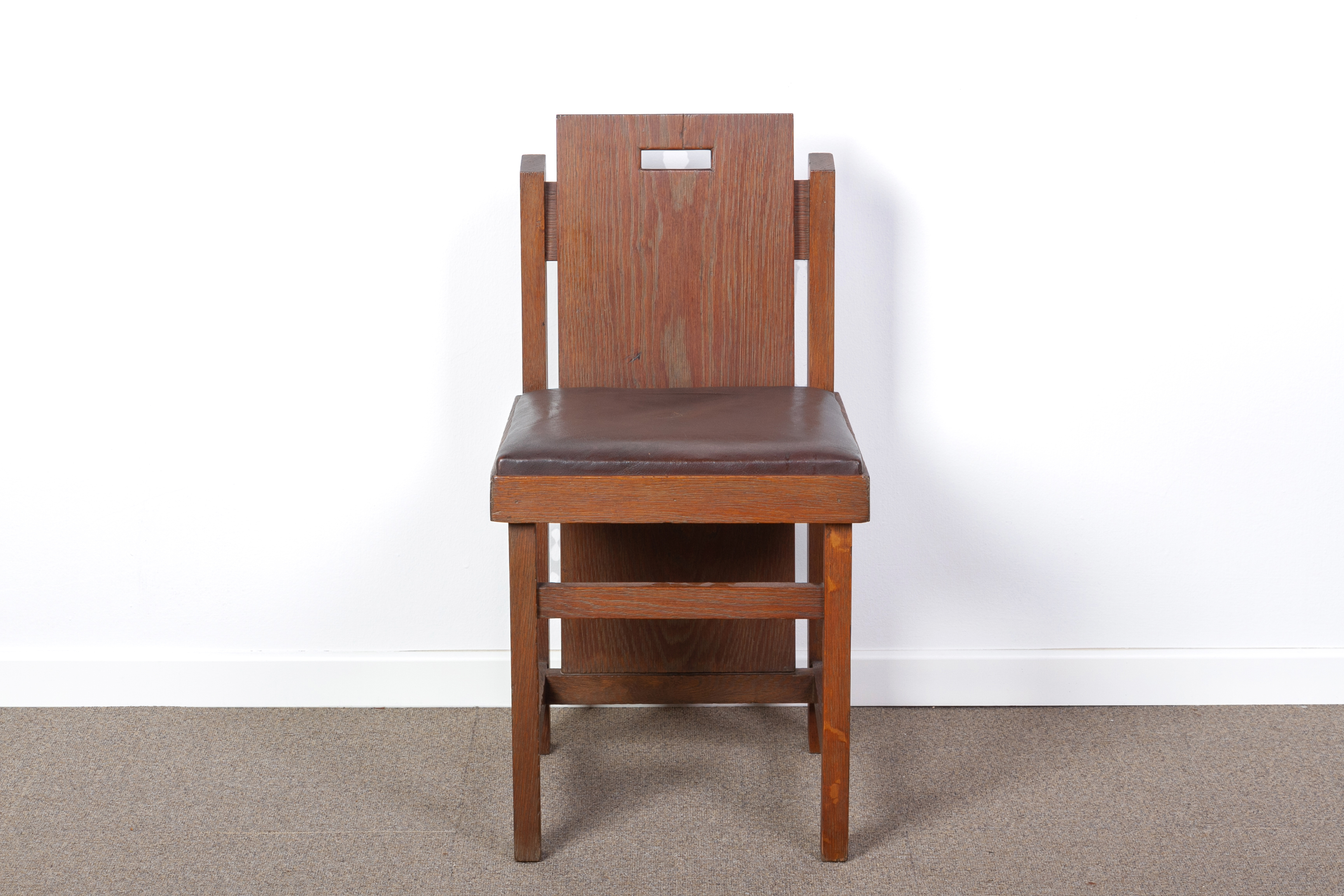 AN OAK SIDE CHAIR BY FRANK LLOYD WRIGHT (1867-1959) - Image 2 of 4