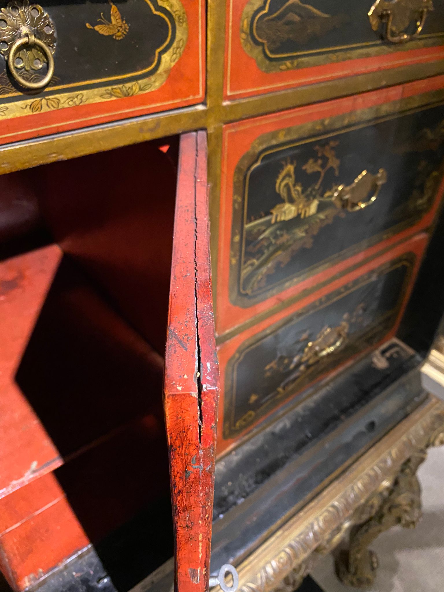 A BLACK LACQUER AND INLAID CABINET ON GILTWOOD STAND - Bild 17 aus 35