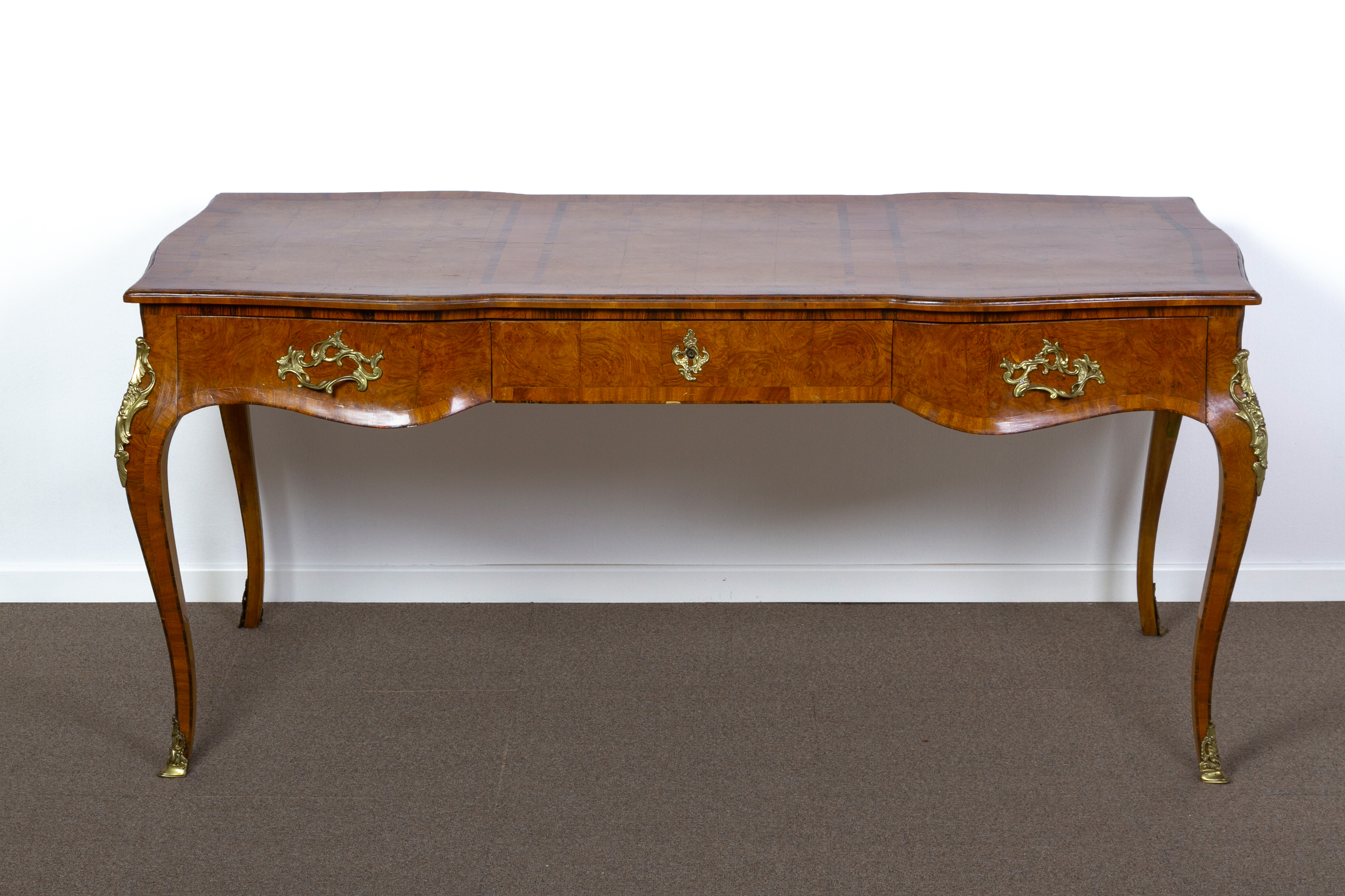 AN ANTIQUE FRENCH ORMOLU MOUNTED WALNUT BUREAU PLAT - Image 3 of 4