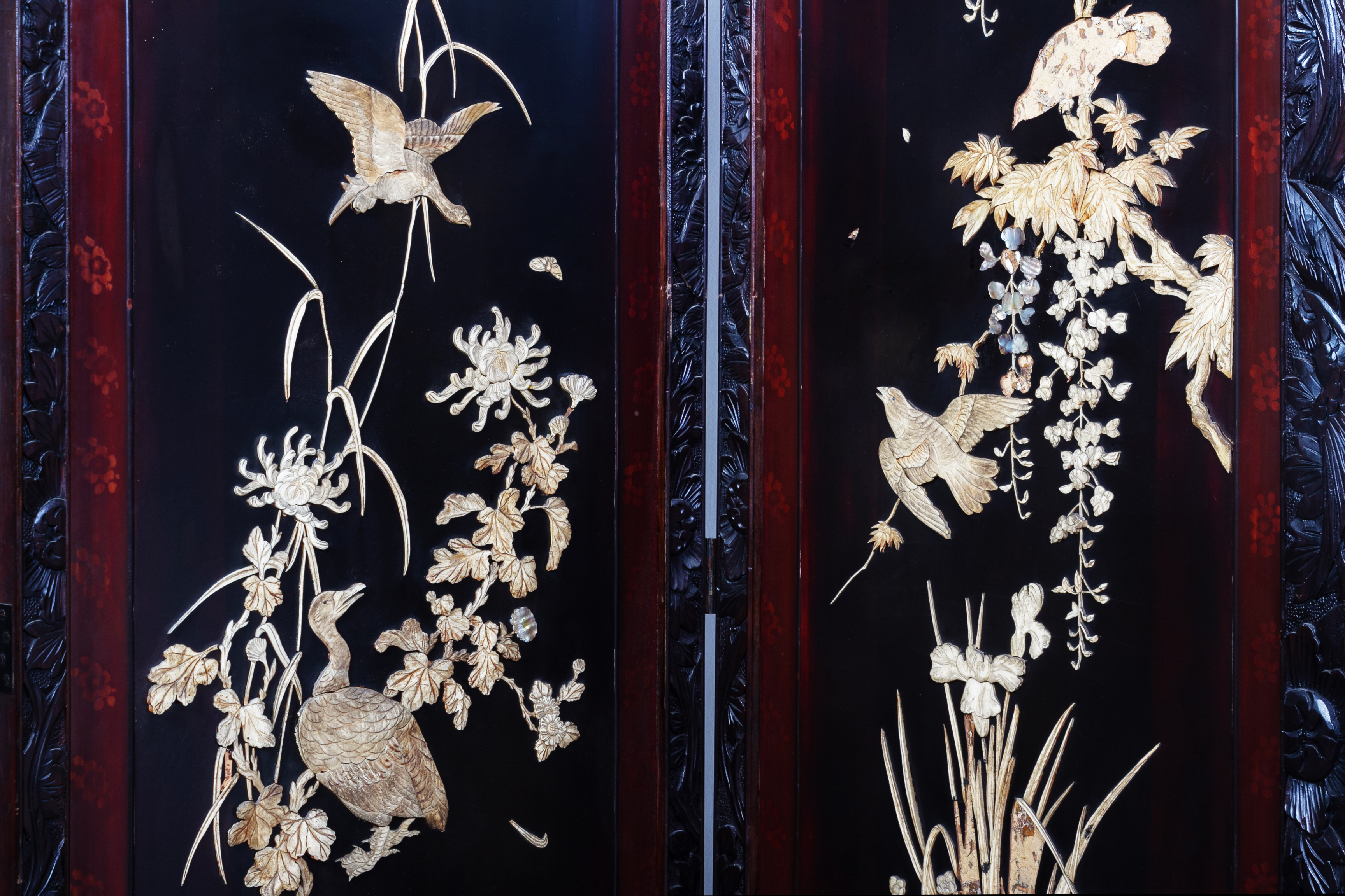 A JAPANESE INLAID LACQUER AND CARVED WOOD FOUR FOLD SCREEN - Image 3 of 3
