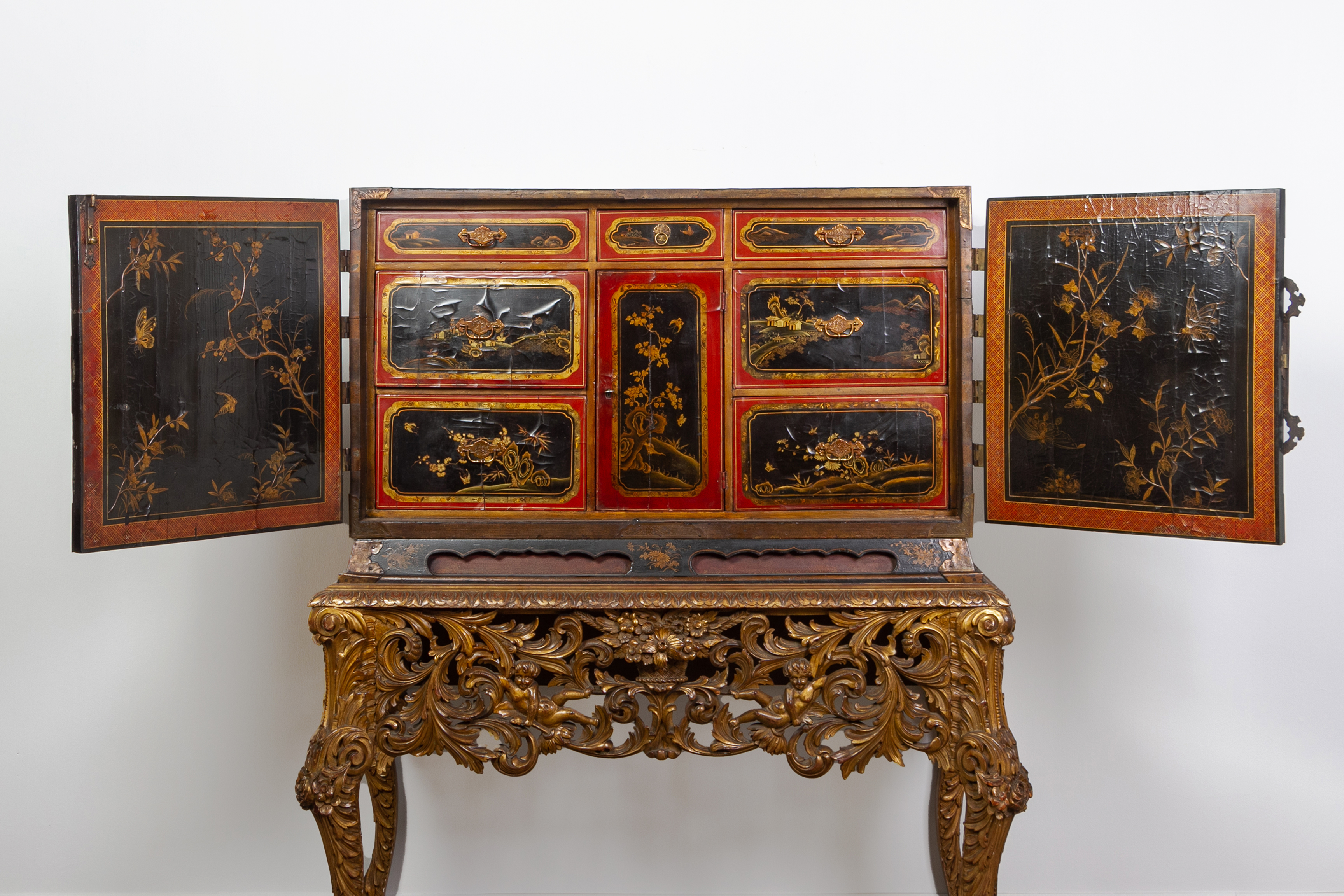 A BLACK LACQUER AND INLAID CABINET ON GILTWOOD STAND - Bild 2 aus 35
