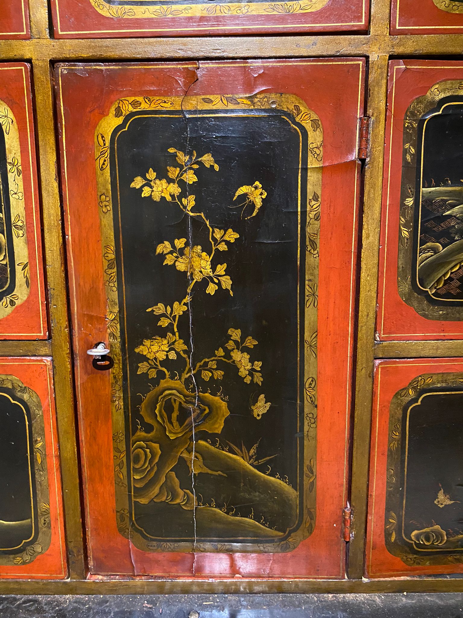 A BLACK LACQUER AND INLAID CABINET ON GILTWOOD STAND - Bild 25 aus 35