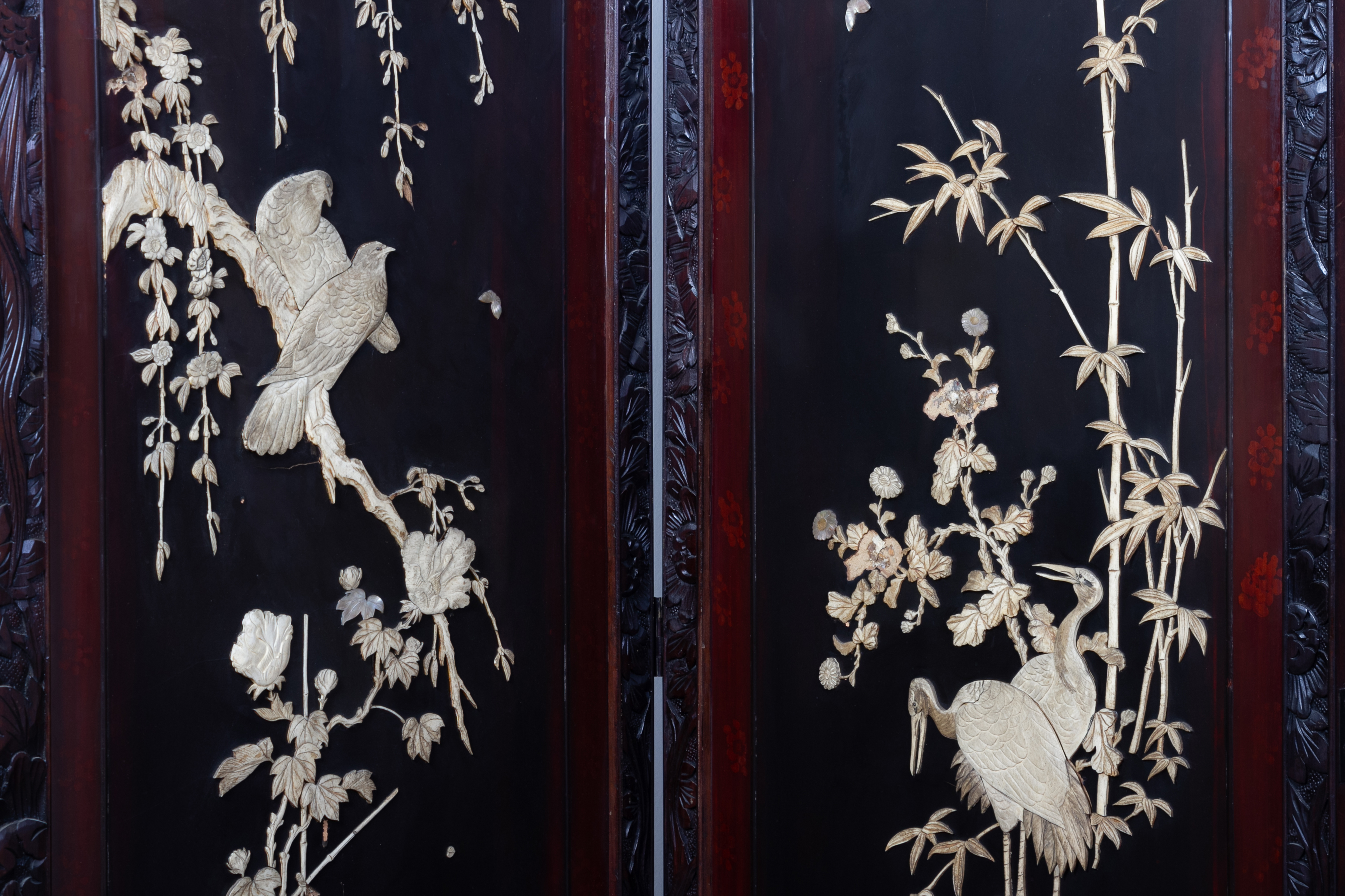 A JAPANESE INLAID LACQUER AND CARVED WOOD FOUR FOLD SCREEN - Image 2 of 3
