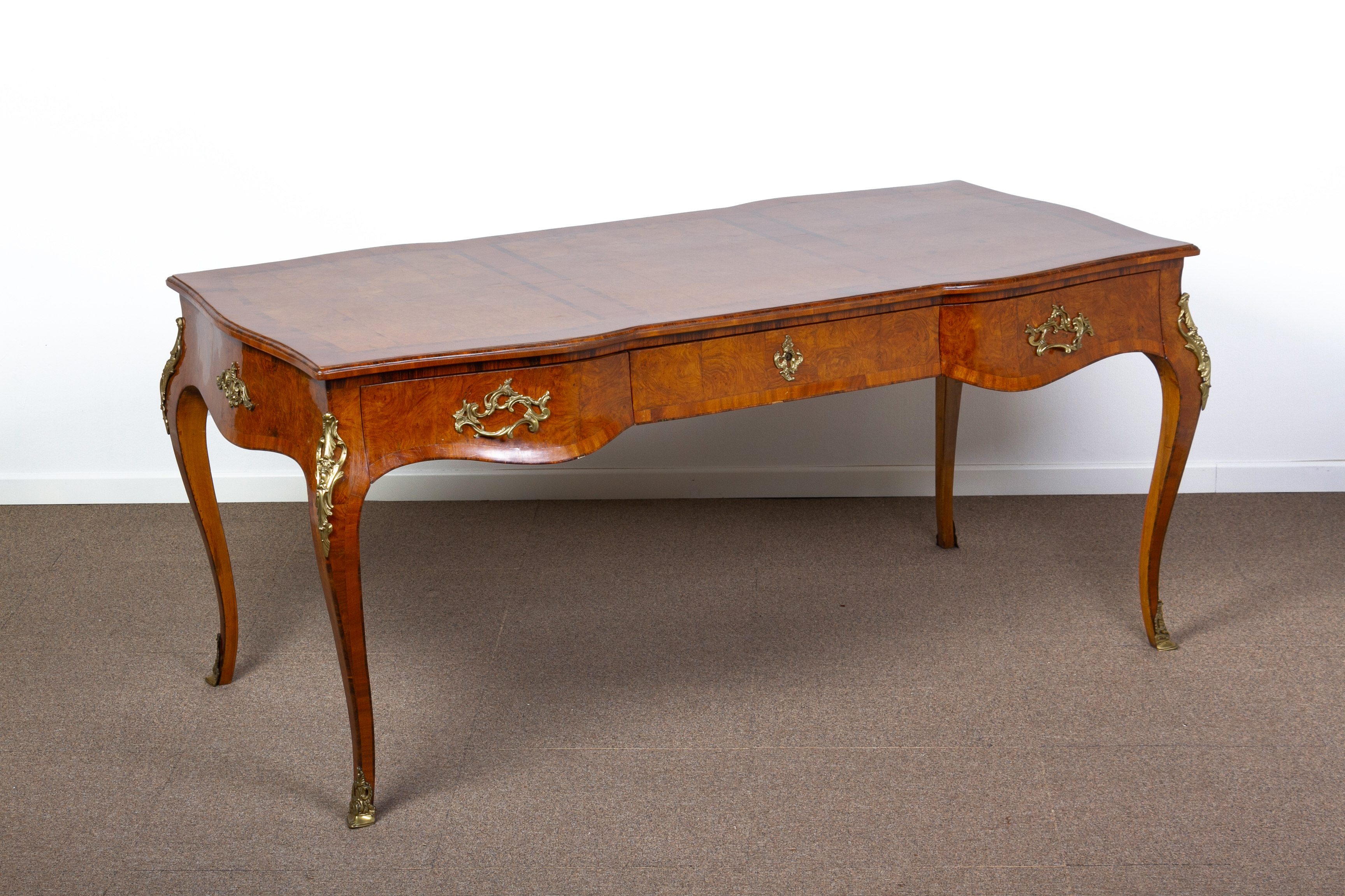 AN ANTIQUE FRENCH ORMOLU MOUNTED WALNUT BUREAU PLAT