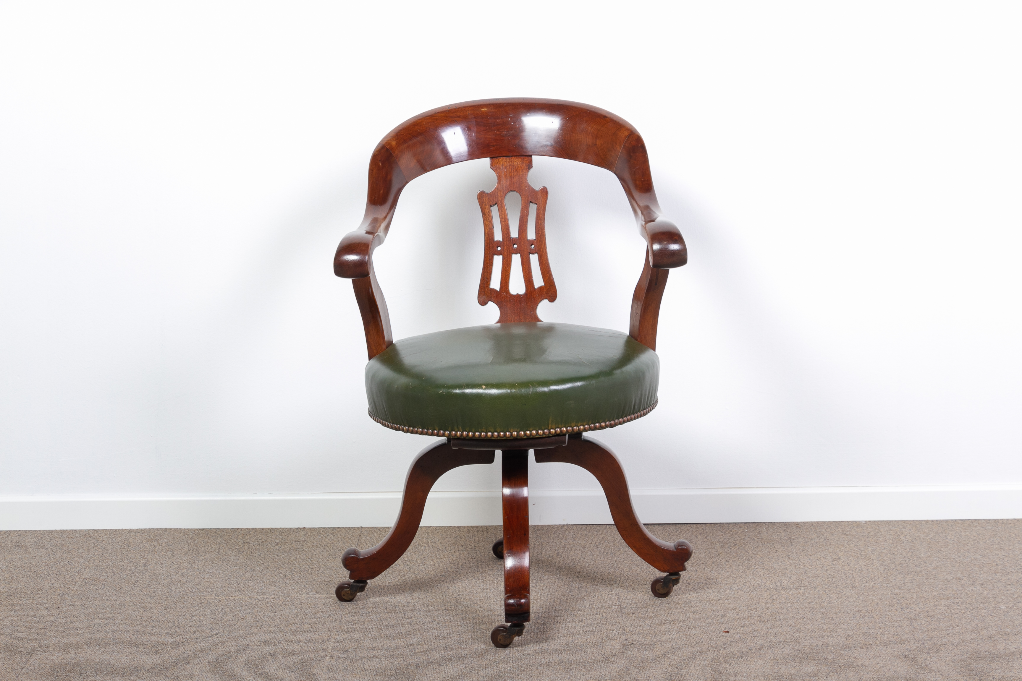 A LATE VICTORIAN MAHOGANY AND GREEN LEATHER DESK CHAIR - Image 2 of 3