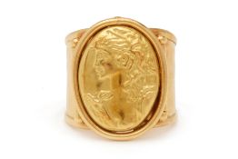 AN ITALIAN GOLD RING