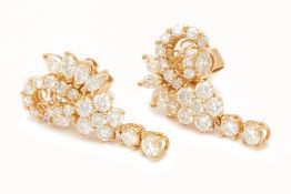 A PAIR OF DIAMOND DROP EARRINGS