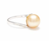 A CULTURED GOLDEN PEARL DRESS RING