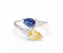 A WHITE GOLD, DIAMOND AND COLOURED SAPPHIRE RING