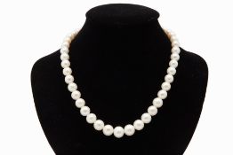 AN AKOYA CULTURED PEARL NECKLACE