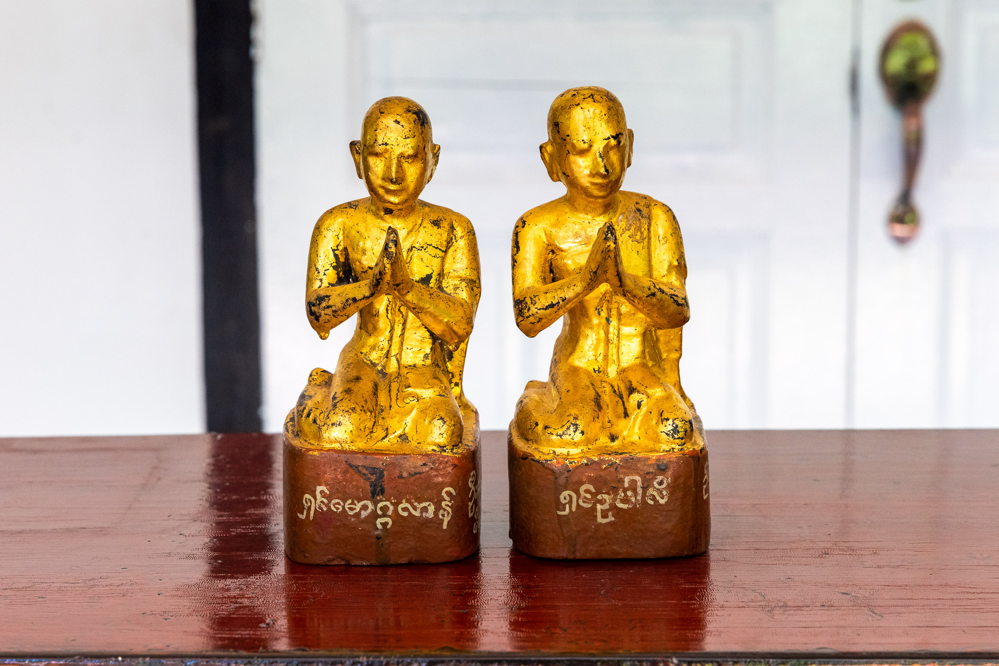 TWO GILT FIGURES OF PRAYING MONKS - Image 3 of 4