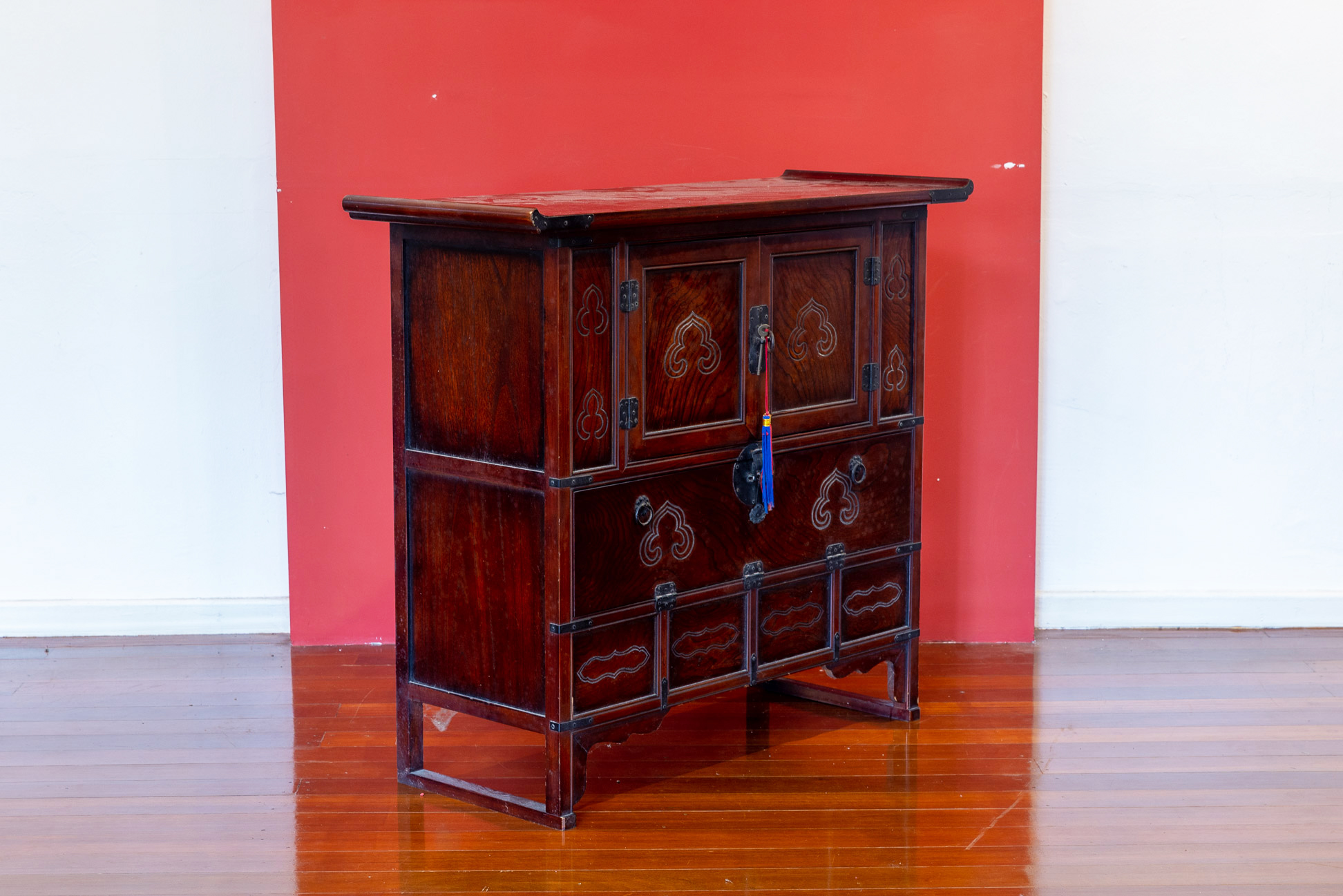 AN ORIENTAL ELM SIDE CABINET - Image 2 of 2