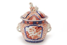 A JAPANESE IMARI PORCELAIN POT AND COVER