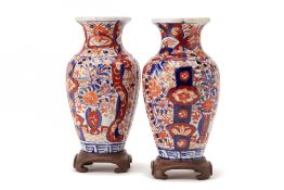 A PAIR OF JAPANESE IMARI VASES