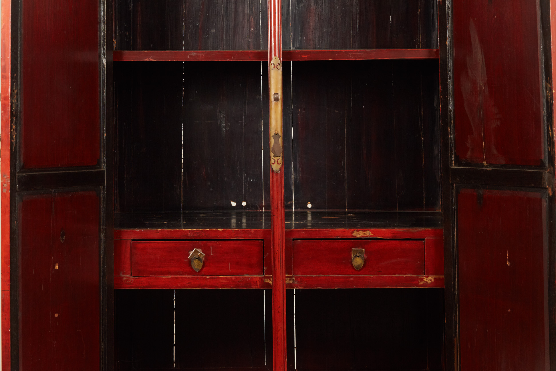 A CHINESE RED LACQUER CABINET - Image 3 of 3