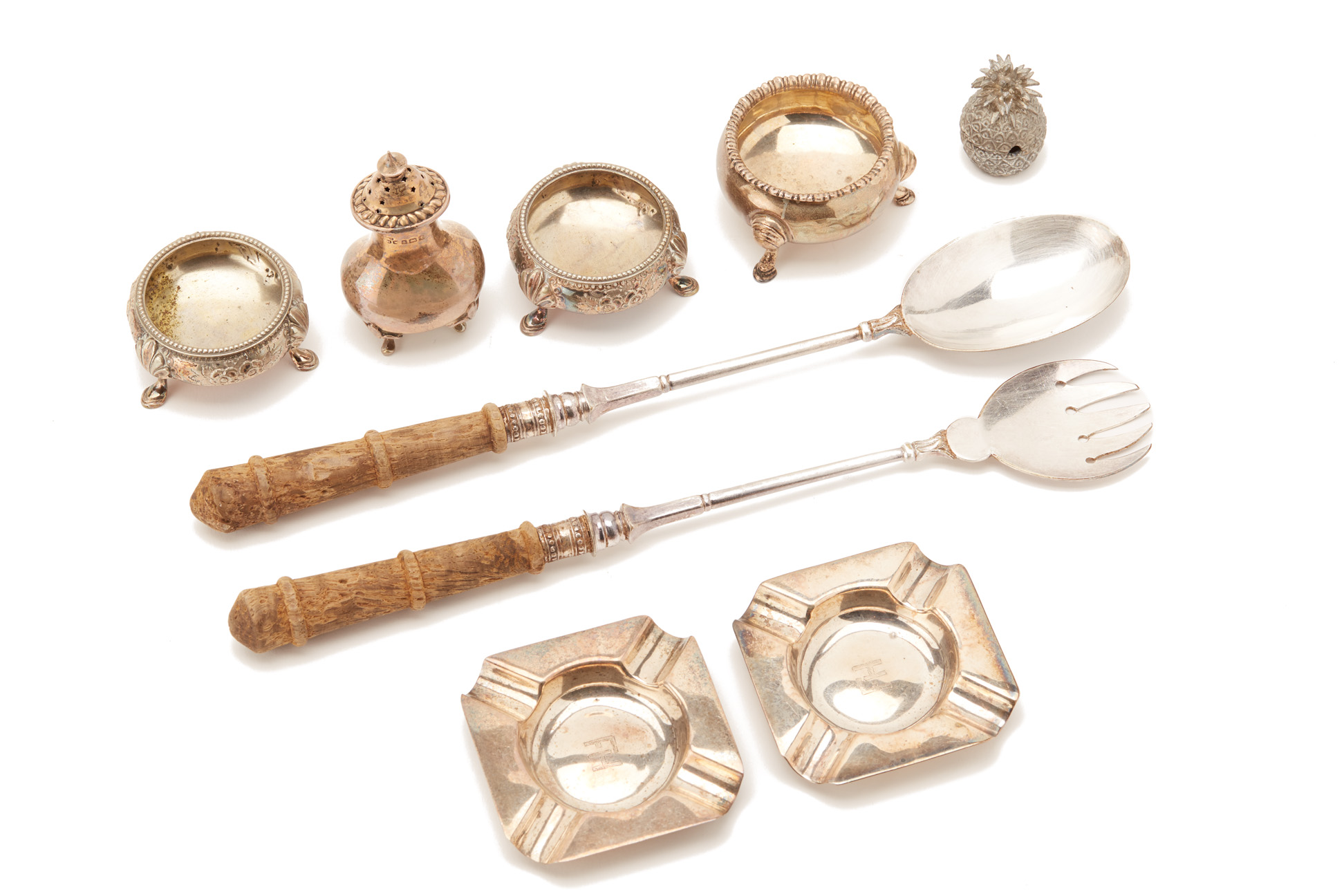 A GROUP OF SILVER AND SILVER PLATED ITEMS