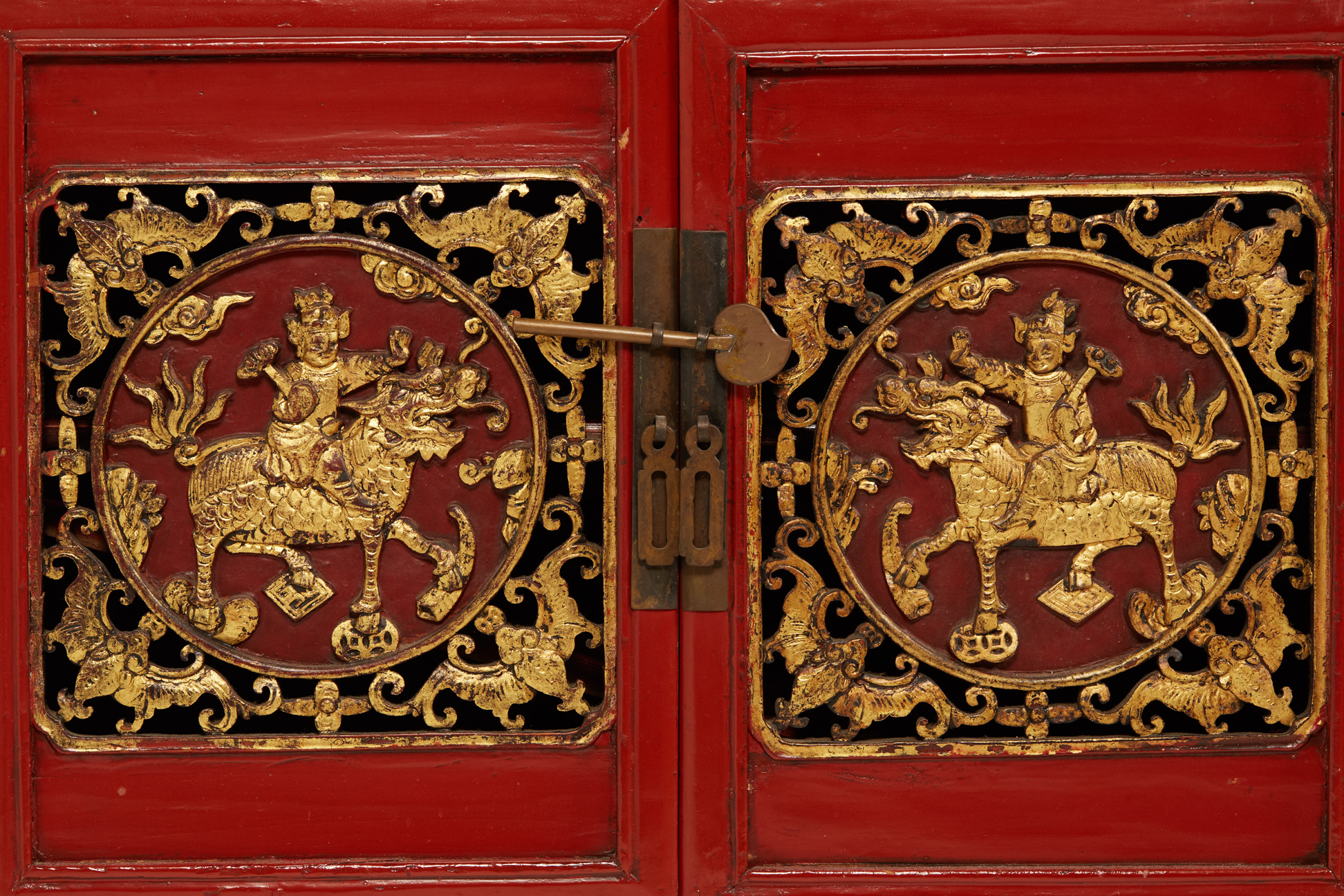 A CHINESE RED LACQUERED CABINET - Image 2 of 2