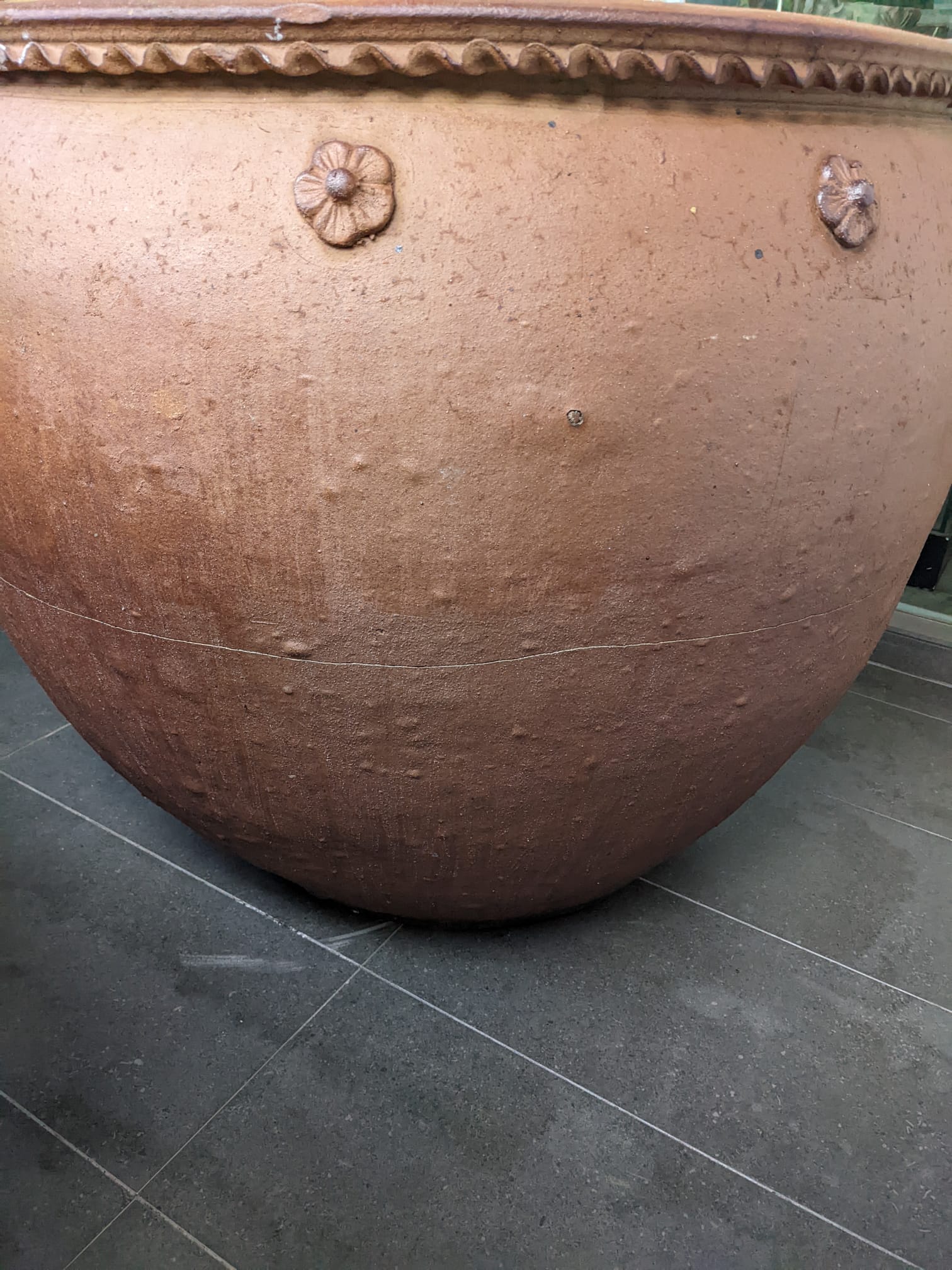A PAIR OF LARGE TERRACOTTA POTS - Image 4 of 6