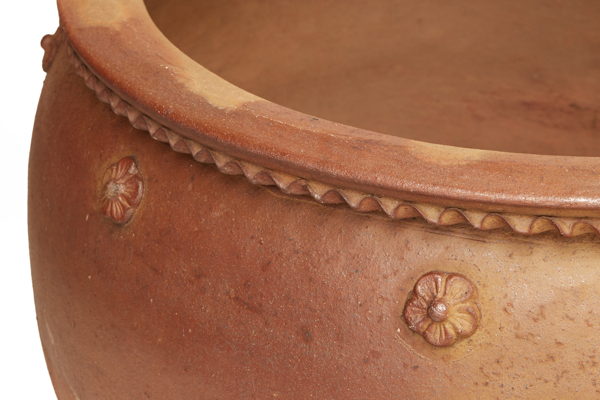A PAIR OF LARGE TERRACOTTA POTS - Image 2 of 6