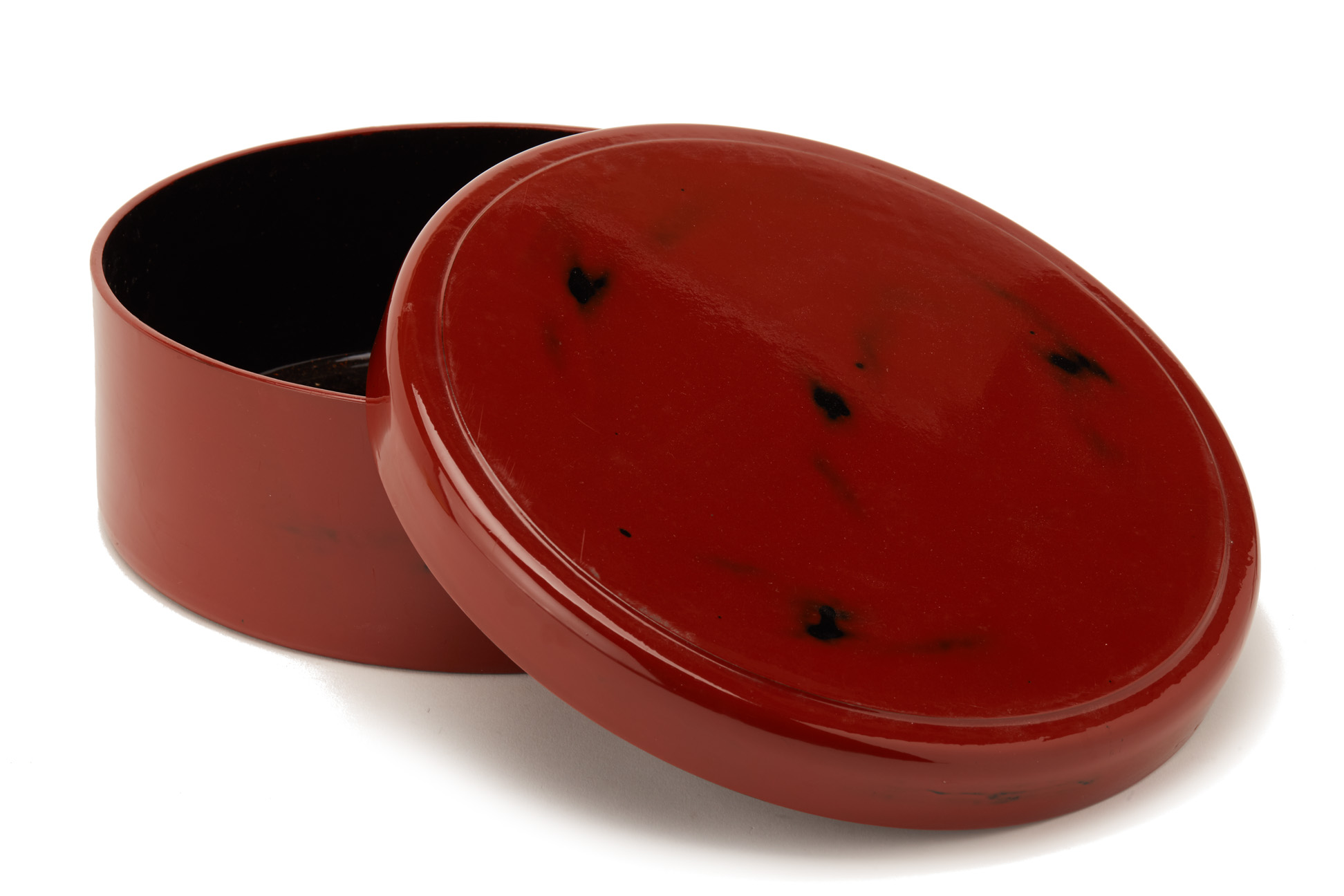 A RED LACQUER CIRCULAR BOX AND COVER - Image 3 of 3