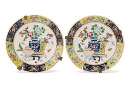 A PAIR OF JAPANESE PORCELAIN PLATES