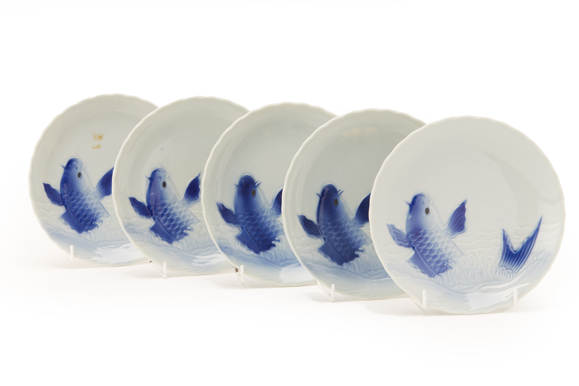 A SET OF FIVE JAPANESE BLUE AND WHITE PORCELAIN PLATES