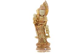 A CARVED HARDSTONE/JADE FIGURE OF GUANYIN