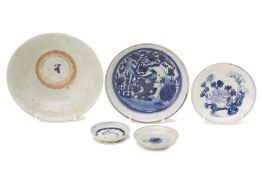 FIVE BLUE AND WHITE PORCELAIN PLATES/BOWLS