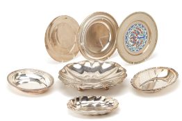 A GROUP OF SILVER PLATED TRAYS AND DISHES