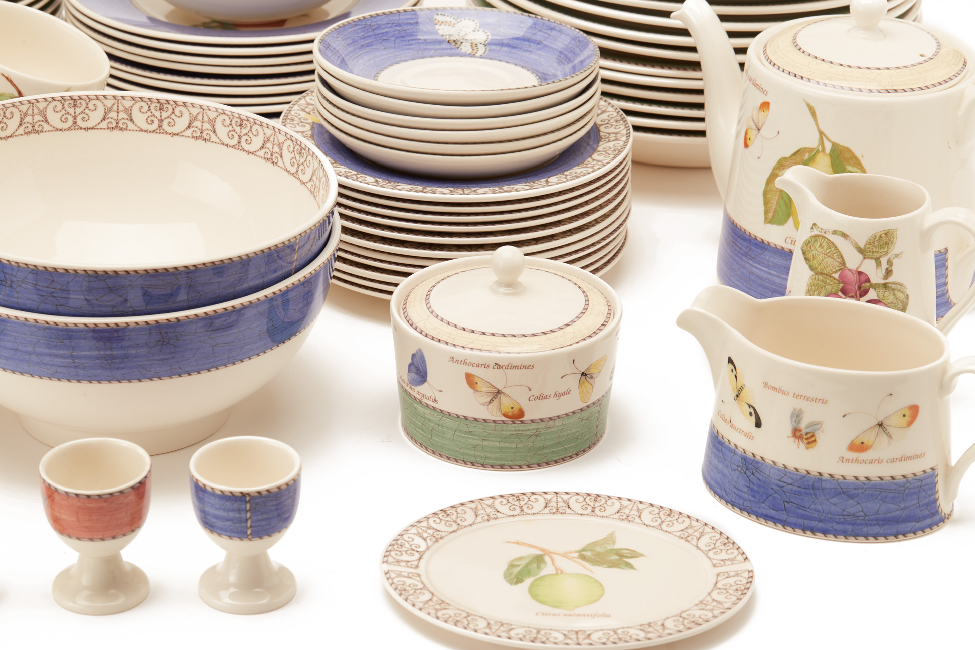 A WEDGWOOD "SARAH'S GARDEN" PATTERN TEA AND DINNER SERVICE - Image 2 of 6
