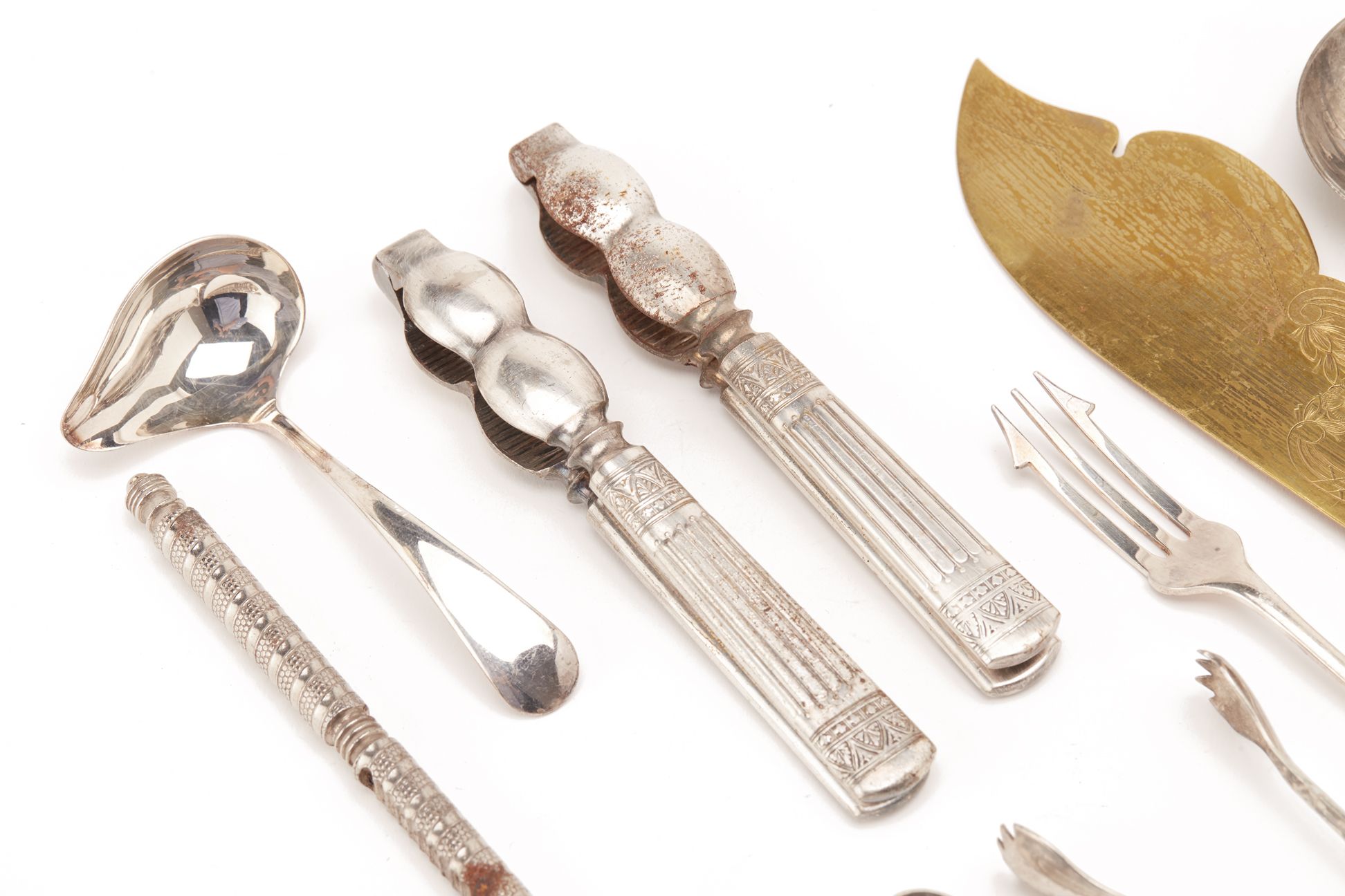 A SMALL QUANTITY OF SILVER PLATED UTENSILS AND OTHER ITEMS - Image 2 of 3