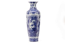 A LARGE BLUE AND WHITE PORCELAIN VASE