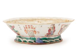 A CHINESE FAMILE ROSE PORCELAIN FOOTED DISH