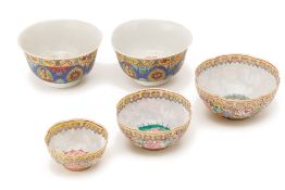 A GROUP OF FIVE CHINESE PORCELAIN BOWLS