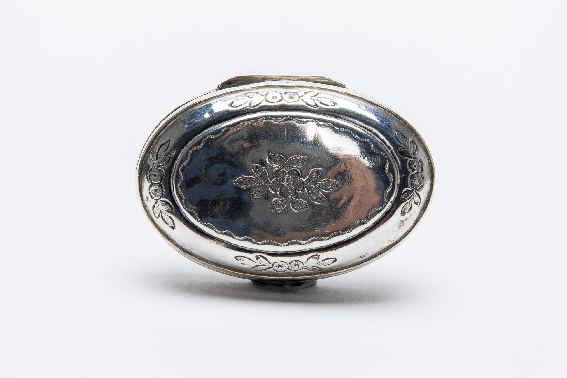 AN ANTIQUE WHITE METAL SNUFF BOX - Image 2 of 3