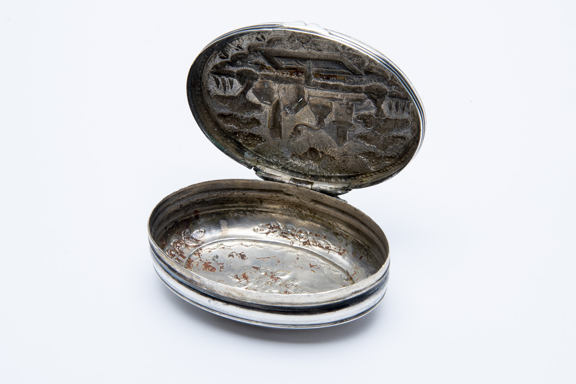 AN ANTIQUE WHITE METAL SNUFF BOX - Image 3 of 3