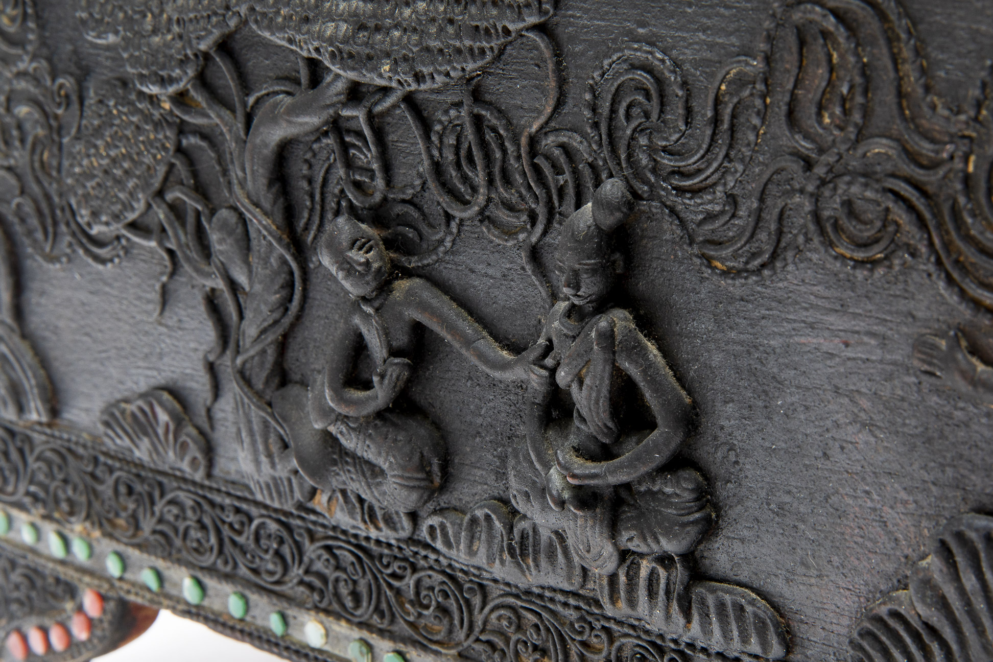 A SMALL BURMESE CARVED COFFER - Image 3 of 4