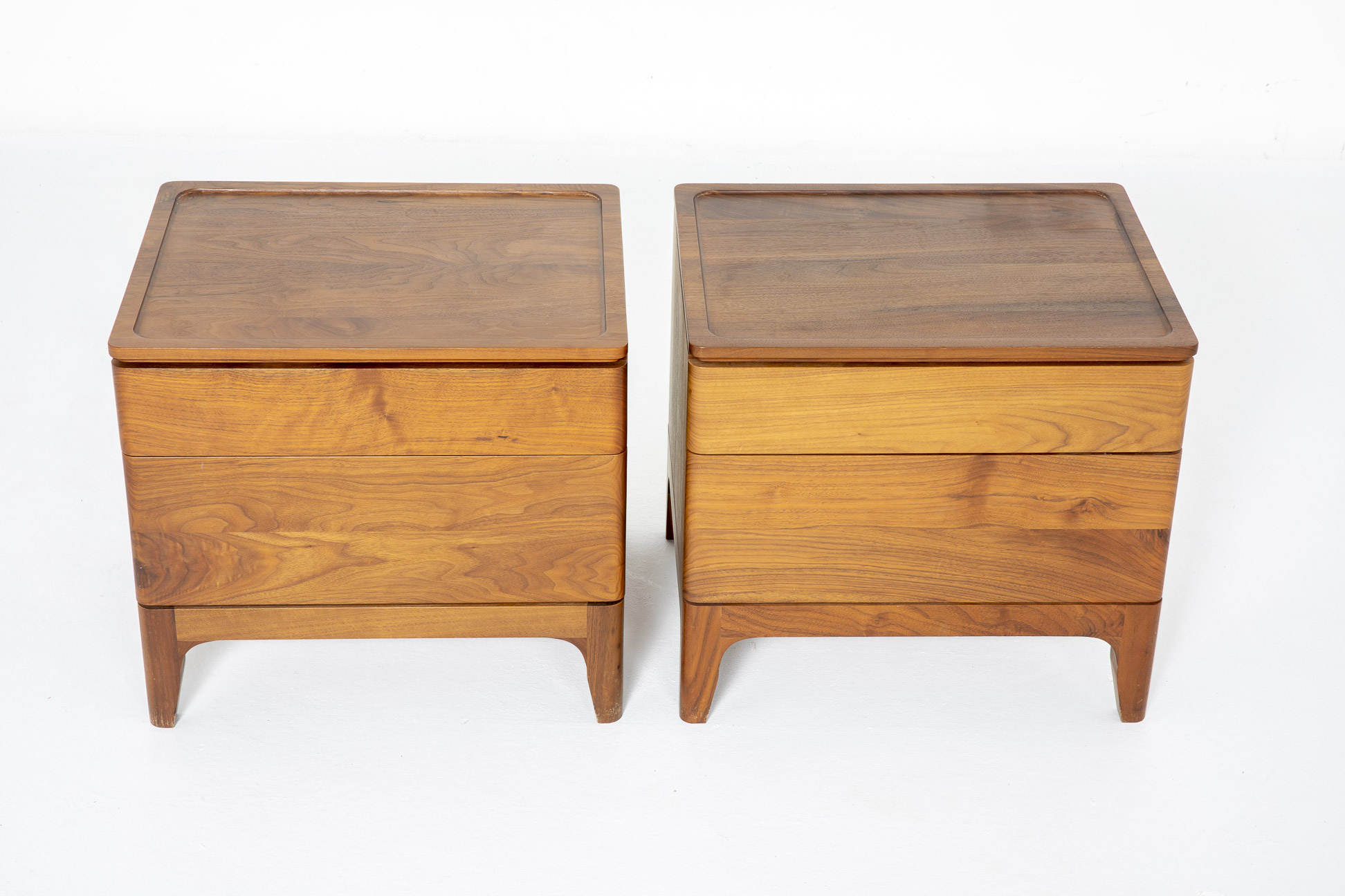 A PAIR OF CONTEMPORARY BEDSIDE TABLES - Image 3 of 3