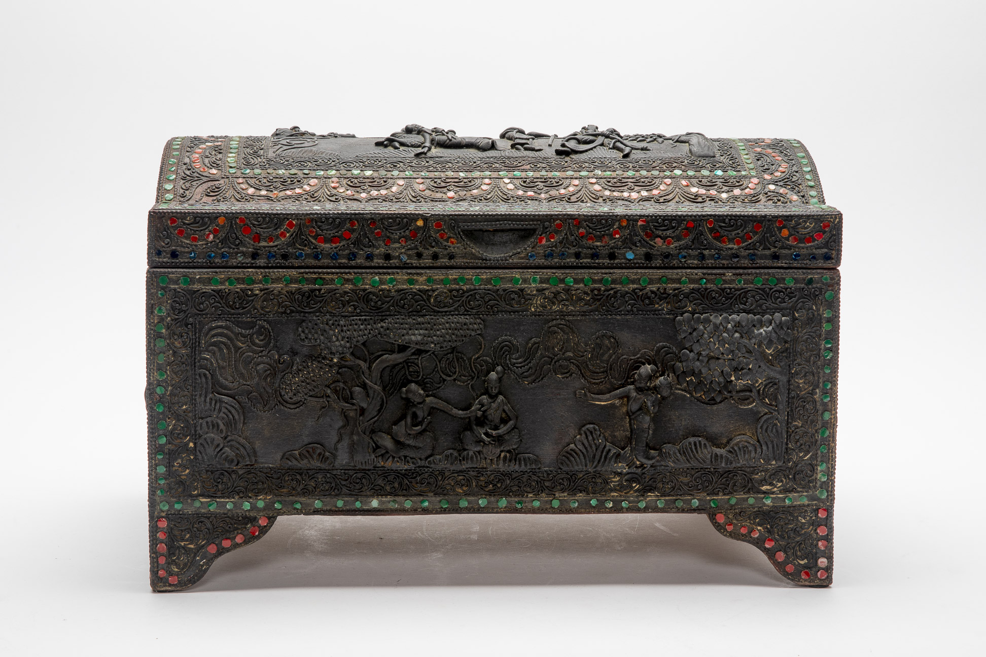 A SMALL BURMESE CARVED COFFER - Image 2 of 4