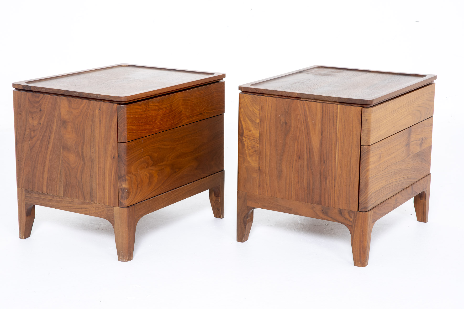 A PAIR OF CONTEMPORARY BEDSIDE TABLES