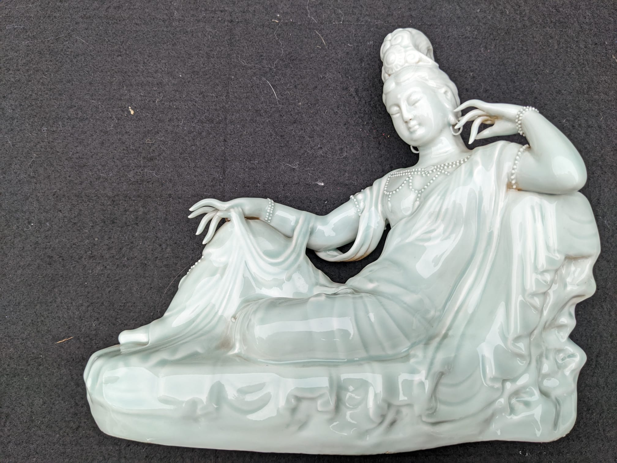 FIVE BLANC DE CHINE AND GREEN GLAZED FIGURES OF GUANYIN - Image 2 of 22