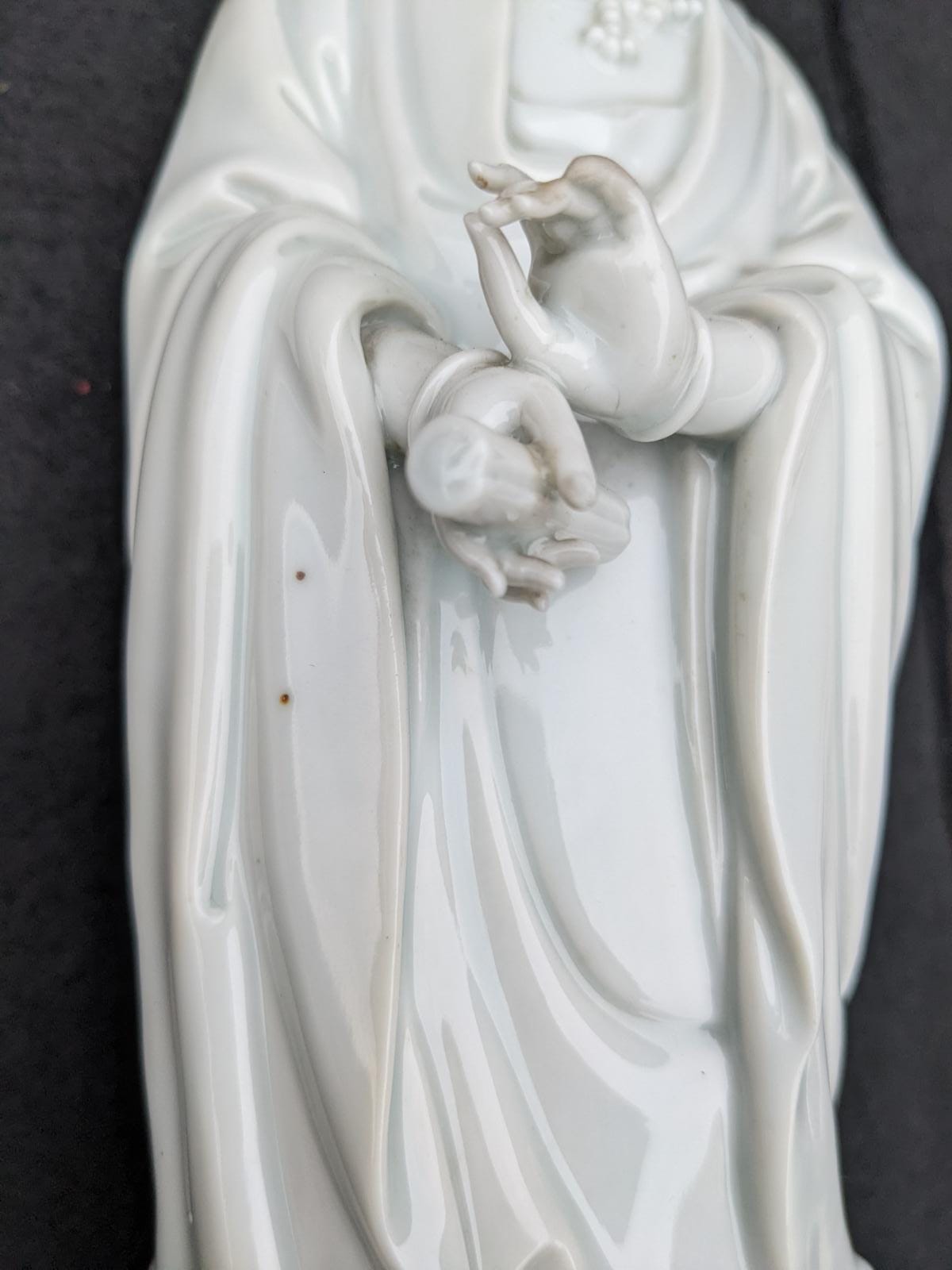 FIVE BLANC DE CHINE AND GREEN GLAZED FIGURES OF GUANYIN - Image 7 of 22